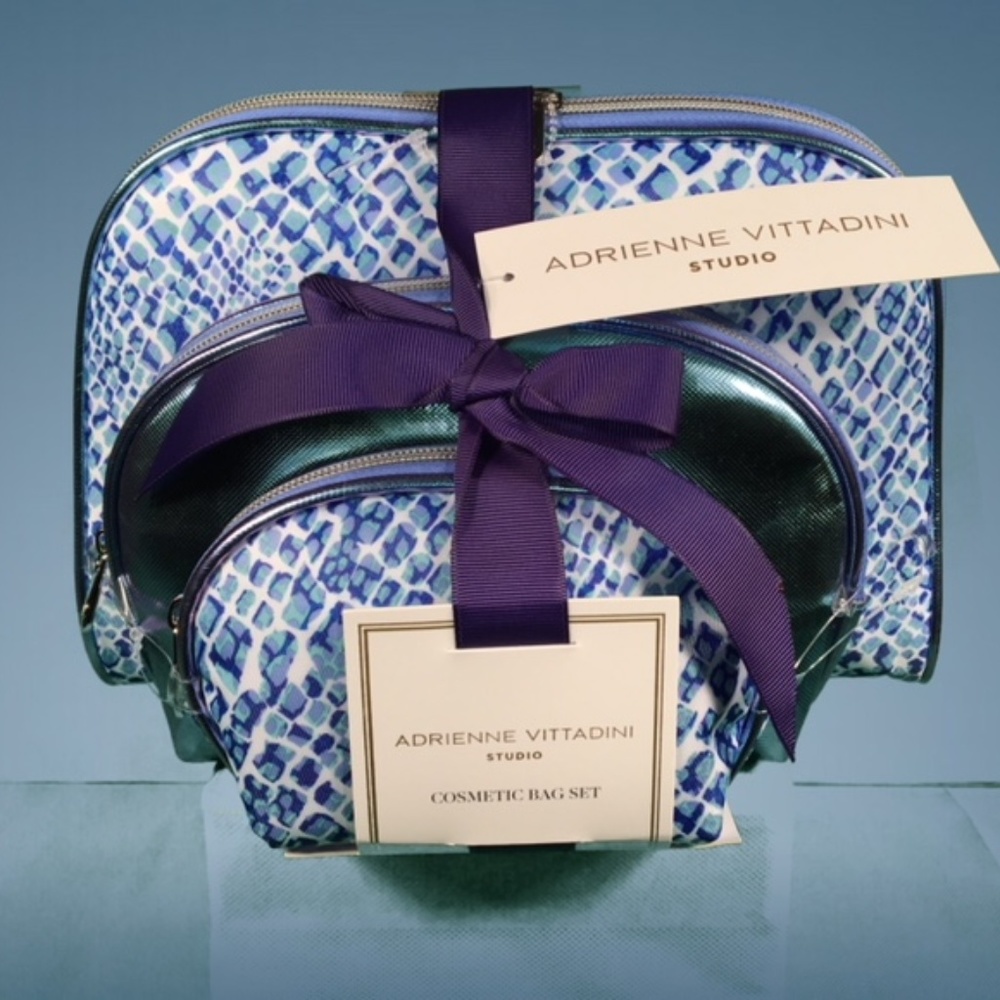 Adrienne Vittadini Makeup bag set